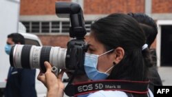 En la foto se ve a una reportera gráfica durante una conferencia de prensa en San Salvador, el 21 de abril de 2020.