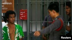 ၂၀၀၈ ခုနှစ်တွင် မြန်မာနိုင်ငံမှ ရွှေ့ပြောင်းအလုပ်သမားများကို ထိုင်းရဲစခန်းတွင်တွေ့ရစဉ် 