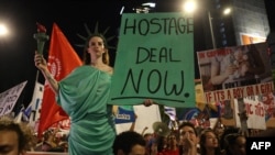 Familiares y partidarios de los israelíes tomados como rehenes por Hamás en Gaza el 7 de octubre piden su liberación en un acto en Tel Aviv, Israel, el 1 de junio de 2024.