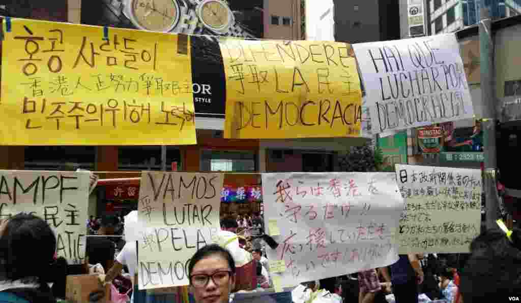 銅鑼灣佔領區掛上很多外語標語,讓來自世界各地的遊客了解香港佔領中環行動爭取真普選等訴求(美國之音湯惠芸攝)