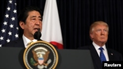 Shinzo Abe en compagnie de Donald Trump, Mar-a-Lago club, Palm Beach, Floride, le 11 février 2017.