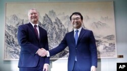 美國北韓問題特別代表史蒂文·比根在首爾會晤韓國外交部本島和平交涉部部長李度勳。