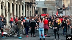 Manifestantes en contra del gobierno protestan en la calle Rasheed en Bagdad, Irak, el domingo 1 de diciembre del 2019. (AP Foto/Hadi Mizban).
