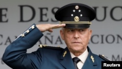 El exministro de Defensa de México Salvador Cienfuegos está acusado en EE.UU. de Cienfuegos de tres delitos de narcotráfico y uno de lavado de dinero