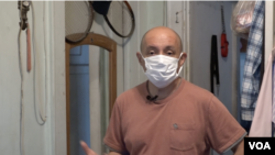 Jorge Múñoz, conocido como el 'Ángel de Queens', alista alimentos para donar desde su casa en Queens, Nueva York, EE.UU., en octubre de 2020.