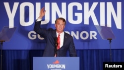 Gubernur Virginia Glenn Youngkin dalam sebuah kesempatan di Chantilly, Virginia, pada 3 November 2021.