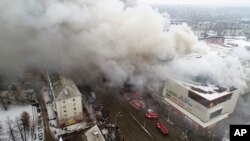 Dalam foto yang dirilis Kementerian Situasi Gawat Darurat, 25 Maret 2018, asap membumbung dari gedung bertingkat sebuah pusat perbelanjaan di Kota Kemerovo, Siberia, sekitar 3,000 kilometer (1,900 mil) timur Moskow, Russia. 