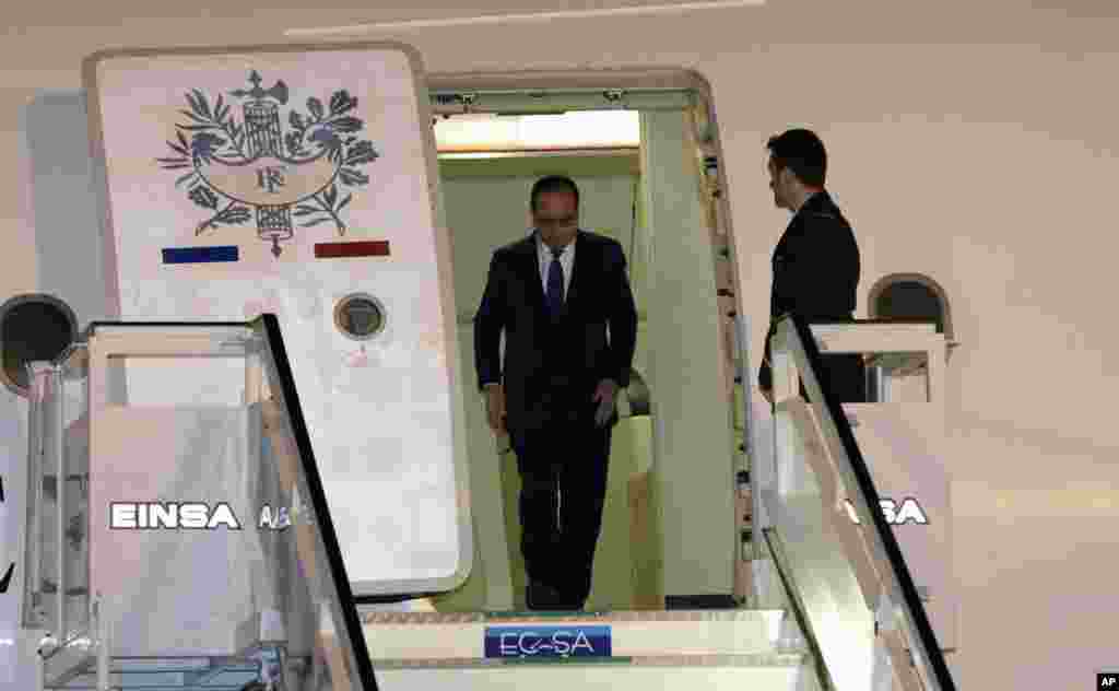 French President Francois Hollande arrives in Cuba, bringing along five ministers and two dozen business people, at the Jose Marti International Airport, May 10, 2015.
