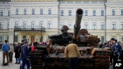 Un hombre mira un tanque ruso destruido colocado como símbolo de guerra en Ucrania, en 2022. Un informe de NewsGuard, una empresa de tecnología que rastrea desinformación, ha identificado 250 sitios web que trabajan para difundir desinformación del Kremlin. [Foto:Archivo/AP]