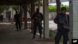 
Para polisi Nikaragua bersenjata berat mengambil posisi sebelum kedatangan Presiden Daniel Ortega di Masaya, Nikaragua, 13 Juli 2018. Kelompok HAM mengatakan sekitar 270 orang tewas sejak April 19 dan demonstrasi menentang pemerintahan Ortega mulai.
