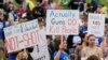 Demonstran memegang plakat saat mereka berunjuk rasa dalam 'March for Our Lives', salah satu dari serangkaian protes nasional terhadap kekerasan senjata, di Washington, D.C., AS, 11 Juni 2022. (Foto: REUTERS/Joshua Roberts)