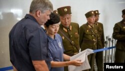 지난해 7월 북한 원산에서 미 국방부 산하 전쟁포로·실종자 확인국(DPAA)의 존 버드 박사와 진주현 박사가 북한이 제공한 미군 유해 송환 관련 서류를 살펴보고 있다.