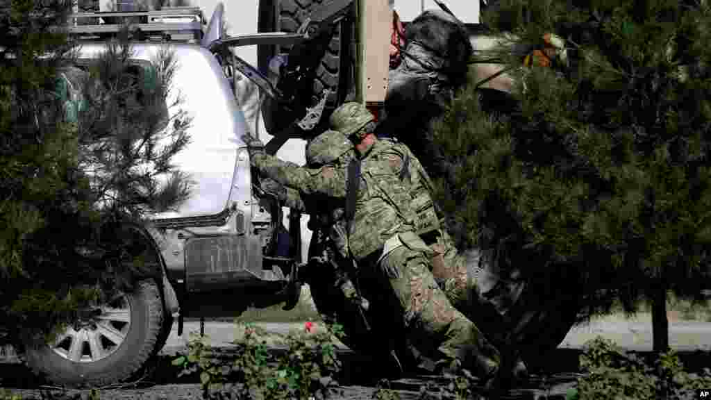 Kungiyar Taliban ta dauki alhakin kai harin bama bamai akan motocin kungiyar NATO, ga 16 Satumba, 2014.
