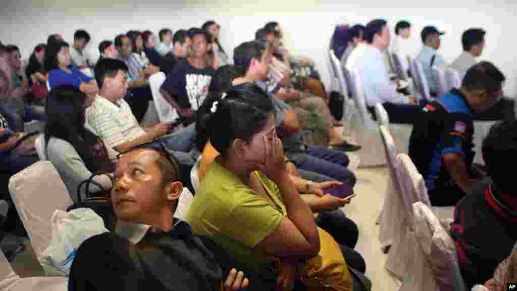 Les proches des passagers du vol 8501d'AirAsie attendent à l'aéroport international Juanda à Surabaya les dernières nouvelles sur la recherche de l'avion de ligne disparu, Java Est, en Indonésie, le 29 décembre 2014.