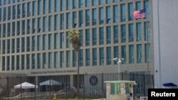 Un total de 24 funcionarios estadounidenses en la embajada de EE.UU. en Cuba han sido sufrido problemas de salud. 