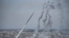 Foguetes são lançados por militantes palestinianos da Faixa de Gaza em direção a Israel, em Gaza, sábado, 7 de outubro de 2023. Os militantes do Hamas, que governam a Faixa de Gaza, lançaram um ataque sem precedentes a Israel na madrugada de sábado