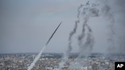 Foguetes são lançados por militantes palestinianos da Faixa de Gaza em direção a Israel, em Gaza, sábado, 7 de outubro de 2023. Os militantes do Hamas, que governam a Faixa de Gaza, lançaram um ataque sem precedentes a Israel na madrugada de sábado