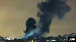 Una columna de humo se eleva sobre los edificios de la ciudad de Gaza durante un ataque aéreo israelí, el 8 de octubre de 2023.