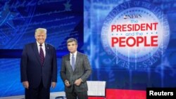 Predsjednik SAD Donald Trump i voditelj televizije ABC Džordž Stefanopulos na skupu u Filadelfiji