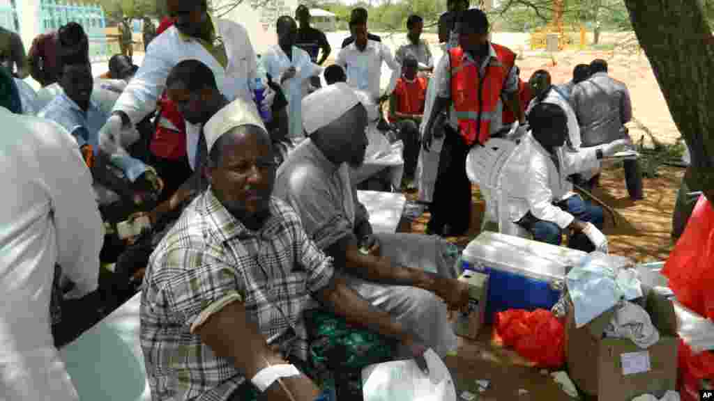 Les habitants de Garissa donnent leur sang à l'hôpital de Garissa pour les vicitmes de l'attaque de Shabaabs contre l'université de Garissa, jeudi 2 avril 2015.