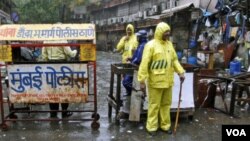 Polisi berjaga-jaga di sepanjang barikade yang dipasang di salah satu tempat terjadinya serangan bom di dekat Gedung Opera di Mumbai (Kamis, 14/7).