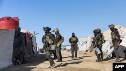 Pripadnici snaga Kurdske narodne zaštitne jedinice u Siriji (YPG) izvode bezbednosnu operaciju u kampu Al Hol, pod kurdskom kontrolom, 28. marta 2021. (AFP PHOTO/HO/YPG)