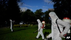 Una brigada fumiga para combatir el dengue en medio de un aumento de casos en todo el país en Buenos Aires, Argentina, el martes 26 de marzo de 2024. 