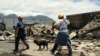 Socorristas con perros registran las ruinas de los edificios destruidos en Lahaina, en Maui, Hawái, el 13 de agosto de 2023.