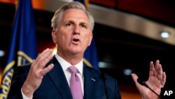 Čelnik republikanske manjine Kevin McCarthy iz Kalifornije, govori tijekom svog tjednog brifinga za novinare na Capitol Hillu u Washingtonu.