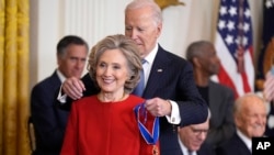 ประธานาธิบดีสหรัฐฯ โจ ไบเดน มอบเหรียญเกียรติยศประธานาธิบดี (Presidential Medal of Freedom) ให้แก่อดีตรัฐมนตรีว่าการกระทรวงการต่างประเทศสหรัฐฯ ฮิลลารี คลินตัน เมื่อวันเสาร์ที่ 4 ม.ค. 2025 ในพิธีซึ่งจัดขึ้นที่ทำเนียบขาว 