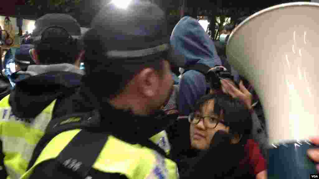 香港警方以有人報案摔倒受傷需要調查為由進入校委會早前開會的港大校園,受到在場抗議的學生和市民的抗議和圍堵,現場一片要求警察離開校園的呼喊聲。