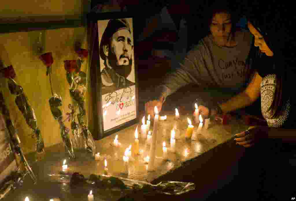 Les étudiants placent des bougies en hommages de Fidel Castro, à l'université où Castro a étudié à La Havane, Cuba, le 26 novembre 2016.