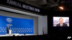 El presidente del Foro Económico Mundial, Borge Brende, frente al escenario mientras el secretario de Estado de EE.UU., Mike Pompeo, habla vía teleconferencia, en la reunión anual en Davos, Suiza, el martes, 22 de enero de 2019.