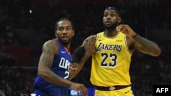 LeBron James (23) des Los Angeles Lakers défend face à Kawhi Leonard des LA Clippers, USA, le 22 octobre 2019.