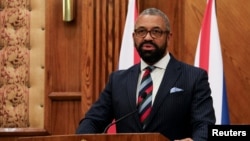 Menteri Luar Negeri Inggris James Cleverly berbicara dalam konferensi pers dalam kunjungannya ke Amman, Yordani, pada 27 Juli 2023. (Foto: Reuters/Alaa Al Sukhni)