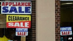 ARCHIVO - Una tienda con carteles que anuncian ofertas, en Arlington Heights, Illinois, el 8 de noviembre de 2023. 