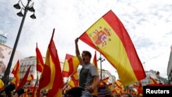Des manifestants protestent contre le référendum de la Catalogne, à Madrid, Espagne, le 1er octobre 2017. 