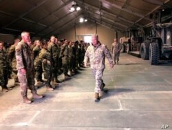El general de la Infantería de Marina Frank McKenzie se visita a las tropas en la Base Aérea Prince Sultán en Arabia Saudita, el 29 de enero de 2019.