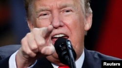 El presidente Donald Trump pidió el martes por la noche que alguien le recuerde a Kim Jong Un que su "botón nuclear" es más grande que el del líder norcoreano.