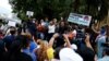 Docentes, trabajadores de la salud, jubilados y empleados públicos protestan contra el gobierno del presidente de Venezuela, Nicolás Maduro, en Caracas, el 23 de agosto de 2022.
