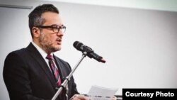 ARHIVA - Biks Aliju, u vreme kad je bio otpravnik poslova američke ambasade u Varšavi (Foto: Ambasada SAD u Varšavi)