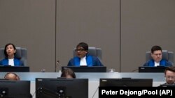 La juge présidente Miatta Maria Samba, au centre, ouvre le procès de Mahamat Said Abdel Kani à la Cour pénale internationale de La Haye, aux Pays-Bas, le lundi 26 septembre 2022.