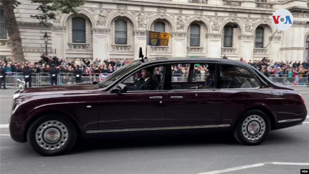 El auto en que se transportó el rey Carlos III, a la derecha, y el príncipe Guillermo, a la izquierda, hacia la abadía de Westmister.