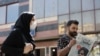 İran polisi gənc qadının ölümünə etiraz edənləri dağıtmaq üçün gözyaşardıcı qaz və su şırnağından istifadə edib