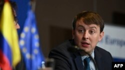 ARCHIVO - El jefe de la Misión de Observación Electoral de la UE en Colombia Javi López durante una rueda de prensa en Bogotá, el 31 de mayo de 2022.