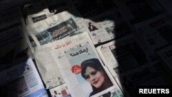Sebuah surat kabar memuat foto Mahsa Amini, perempuan yang tewas setelah ditahan oleh polisi moral Iran, pada halaman depan. Koran tersebut dijual di Teheran, Iran, pada 18 September 2022. (Foto: Majid Asgaripour/WANA (West Asia News Agency) via Reuters)