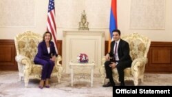 نانسی پلوسی رئیس مجلس نمایندگان آمریکا، در کنار آلن سیمونیان رئیس مجلس ملی ارمنستان.