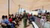 “Es importante tratar a la gente con dignidad”: la Casa Blanca defiende su política migratoria