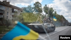 Miembros del servicio ucranianos viajan en un vehículo blindado de combate en la ciudad de Kupiansk, recientemente liberada por las Fuerzas Armadas, en medio del ataque de Rusia a Ucrania, en la región de Kharkiv, Ucrania, en esta foto publicada el 19 de septiembre de 2022. 