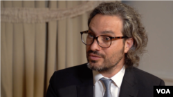 El canciller de argentina, Santiago Cafeiro, durante su entrevista con la Voz de América, el 19 de septiembre de 2022, en Nueva York. 